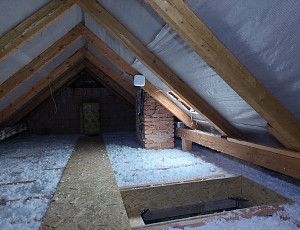 Zateplení stropu rodinného domu pomocí foukané izolace